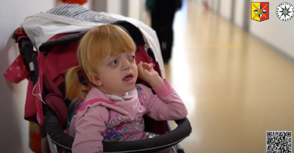 VIDEO: Nemůže mluvit, kousat ani pořádně dýchat. Policisté shání miliony pro nemocnou dívku