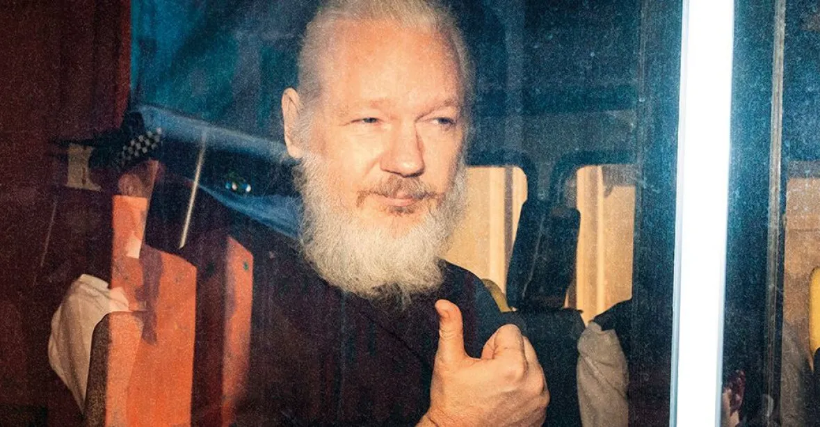 Psanec Assange je spíš hrdina než padouch. Nestíhejte jej, žádají vlivná média