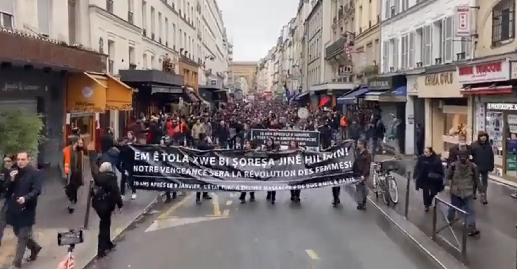 VIDEO: V Paříži protestují Kurdové. Propukly potyčky s policií, hořely auta i popelnice