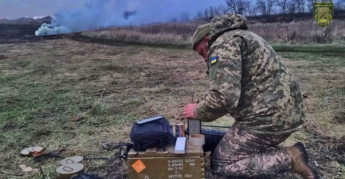 Mrtví po explozích min. Jedna z nich explodovala za ukrajinským vojákem