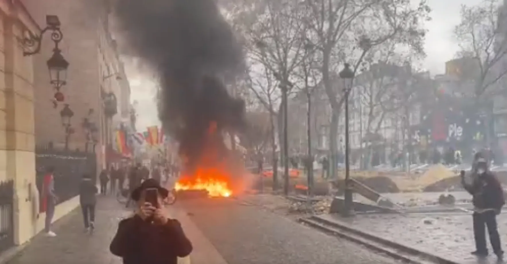 VIDEO: Paříž v chaosu. Protestující Kurdové zapalovali auta i popelnice