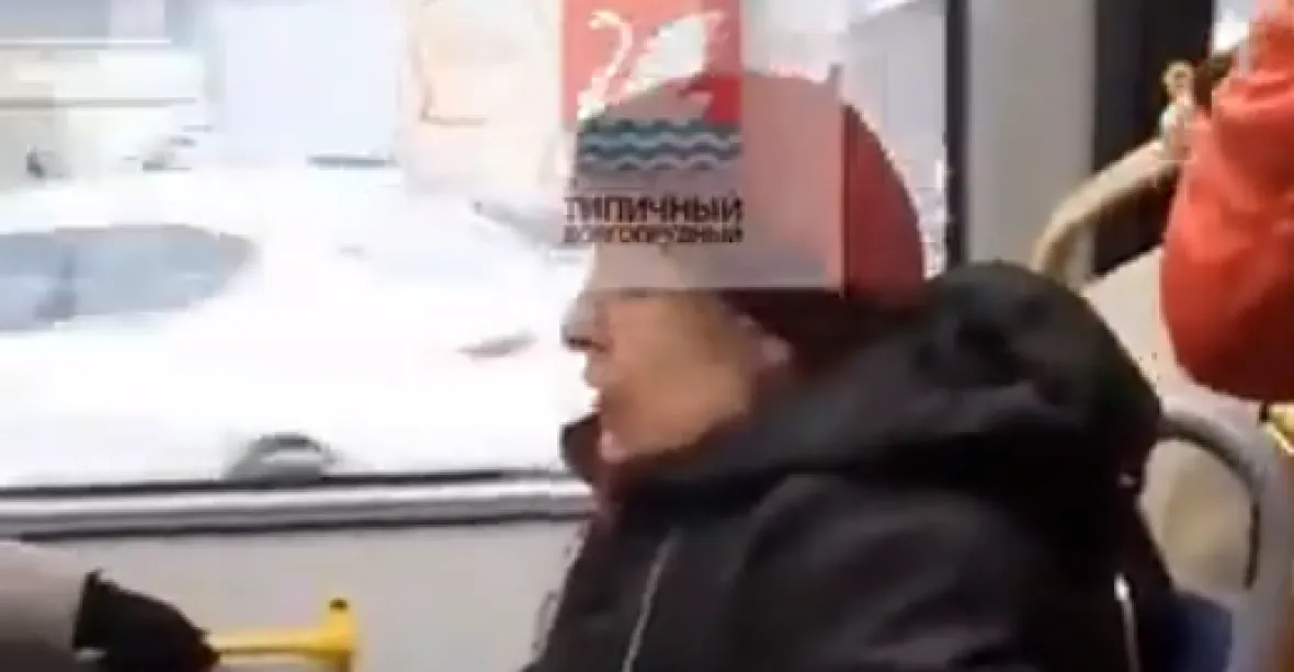 VIDEO: Žena kritizovala ruskou agresi na Ukrajině, odvlekli ji z autobusu