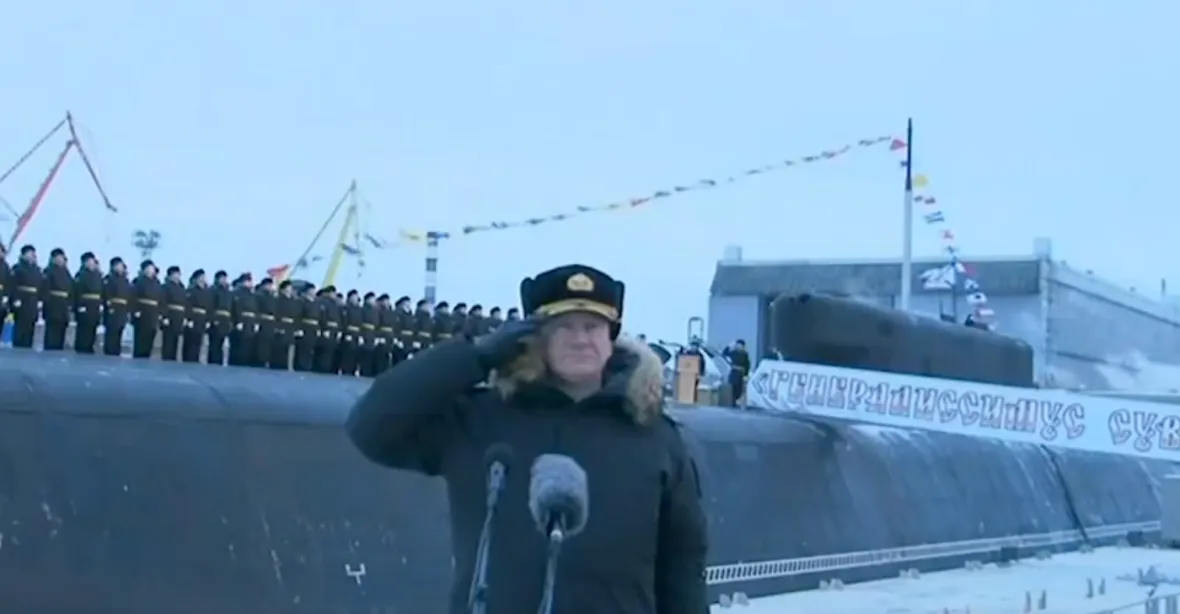 Putin a Šojgu uvedli do provozu novou jadernou ponorku a další dvě lodě