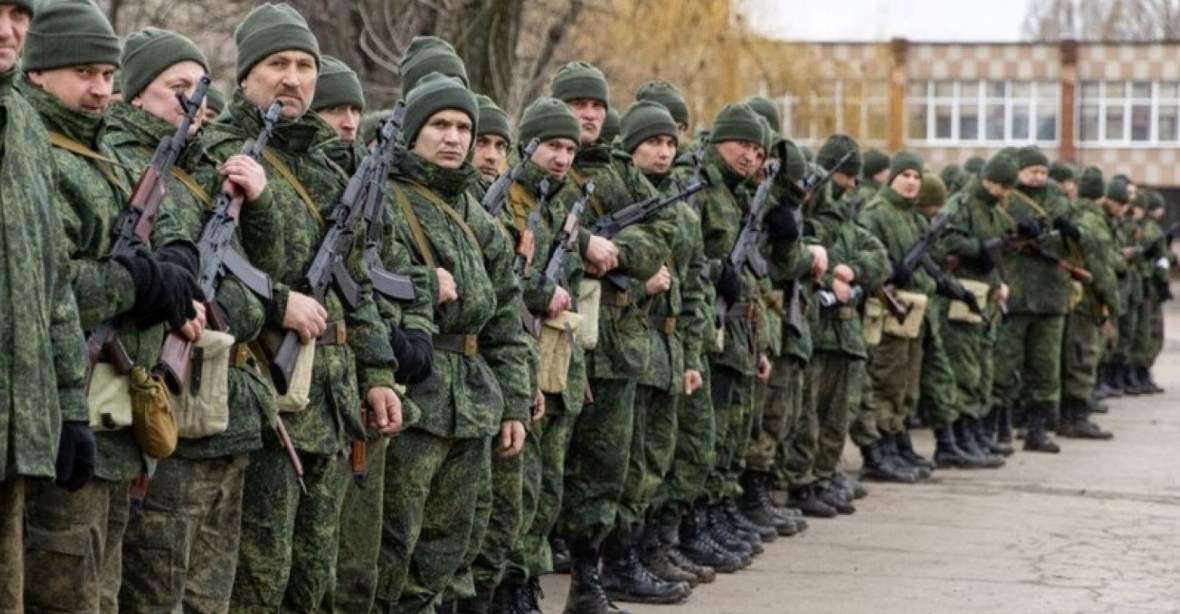 Rusko a Ukrajina si vyměnily stovky zajatců. I obránce Mariupolu a Hadího ostrova