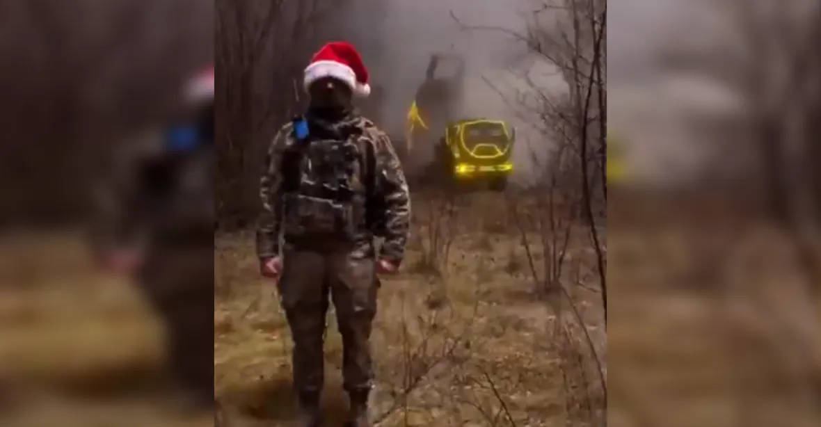 VIDEO: Ukrajinci trolili Rusy raketometem HIMARS. Do akce jel s vánočním osvětlením