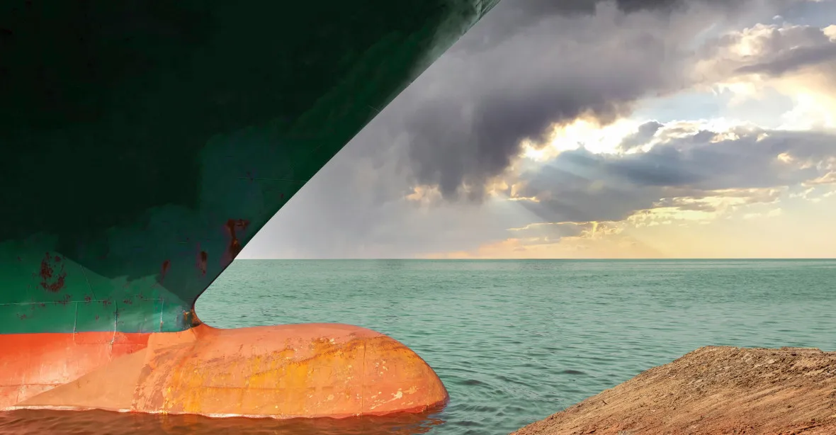 V Suezském průplavu uvázla na mělčině nákladní loď s ukrajinskou kukuřicí