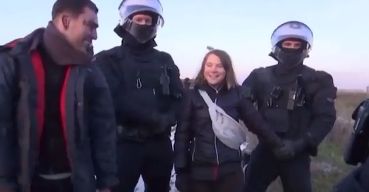 „Zbili nás,“ stěžuje si Thunbergová. S policisty přitom pózovala pro fotografy