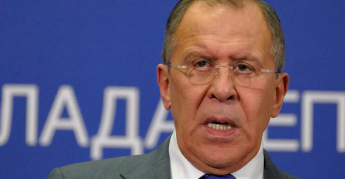 Západ tlačí Ukrajinu do pozice, v níž bude přímým ohrožením pro Rusko, uvedl Lavrov