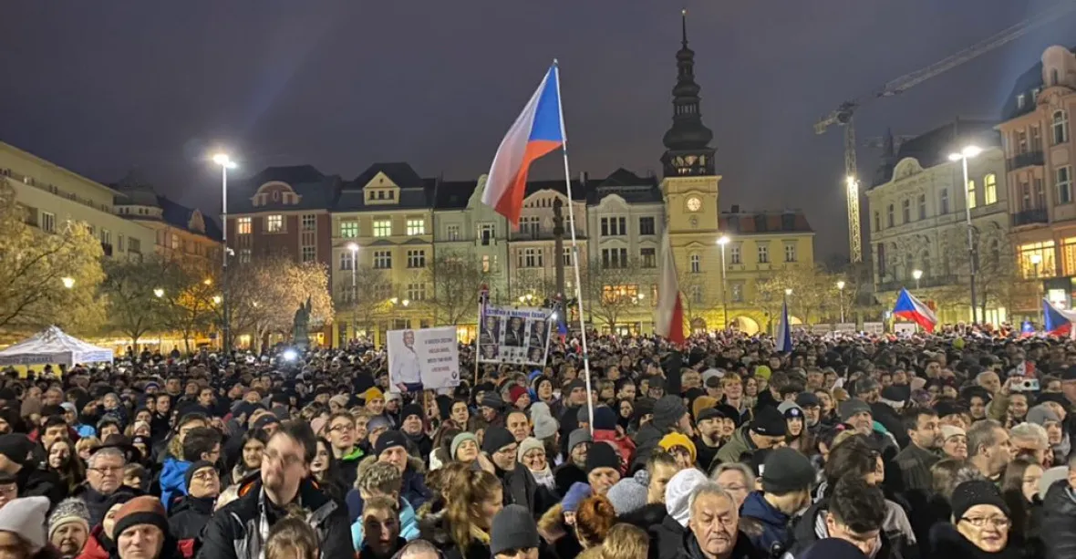 VIDEO: „Pavel na Hrad!“ burácelo zaplněné Masarykovo náměstí v Ostravě