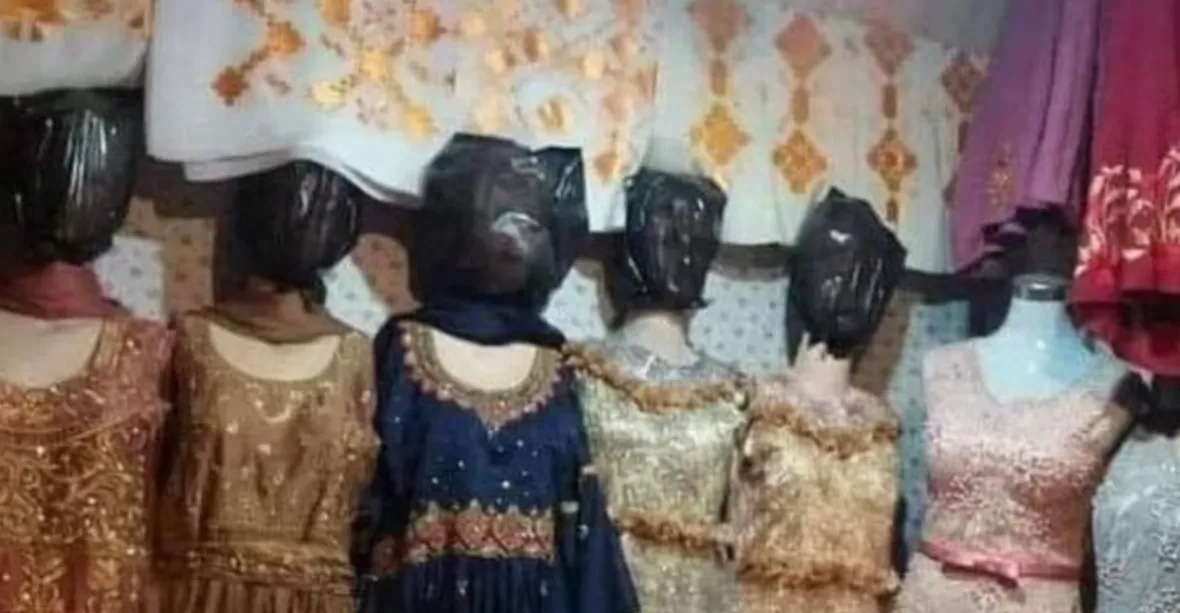 Ženy jen bez tváře. Tálibán nařídil odstranit hlavy ženských figurín v obchodech