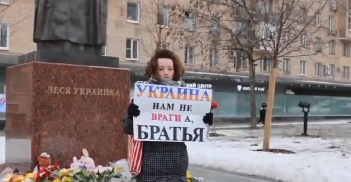 VIDEO: Jak vypadá odvaha v Moskvě. Stačí přiblížit se s květinou k pomníku Ukrajinky