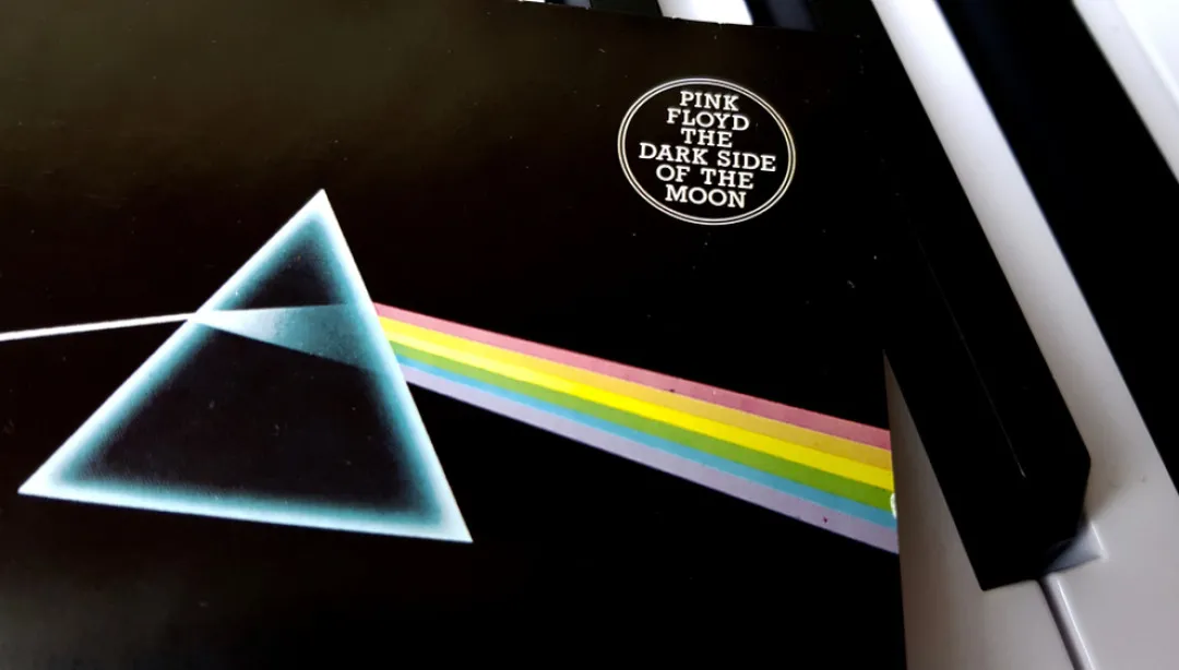 Z ikonického obalu alba skupiny Pink Floyd je najednou problém. Obsahuje duhu