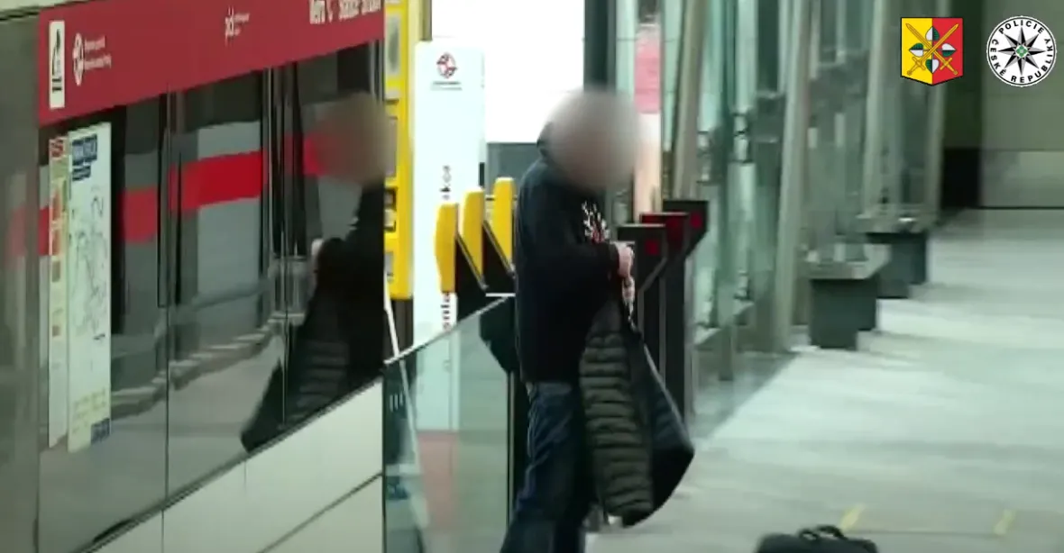 VIDEO: Pokus o vraždu v metru v pravé poledne. Útočník zasadil muži několik ran nožem