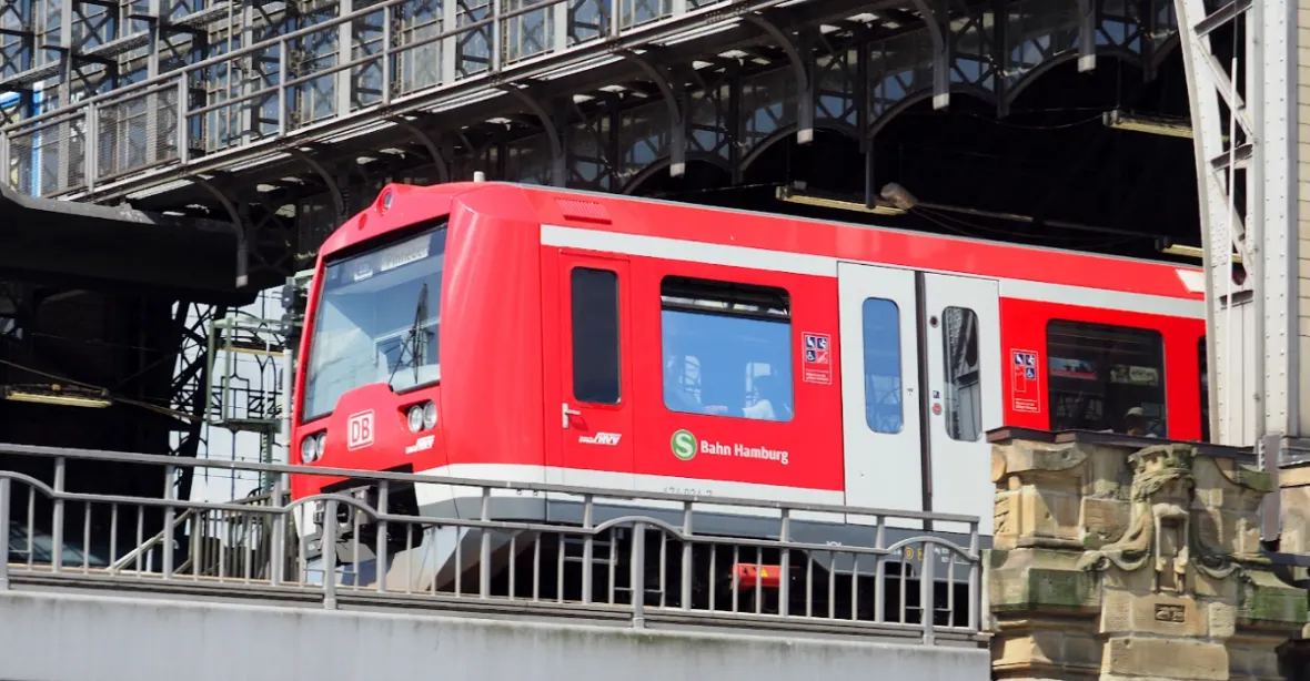 Útok nožem ve vlaku v Německu stál život dva teenagery