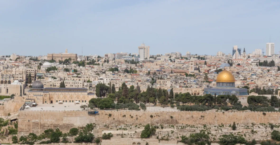 Terorista zastřelil v Jeruzalémě sedm lidí, když vycházeli ze synagogy