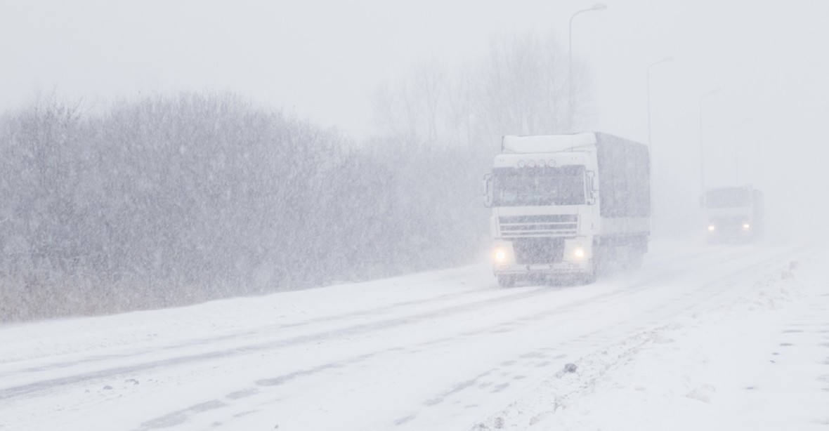 Počasí komplikuje dopravu po Česku. Kamiony stojí v kopcích