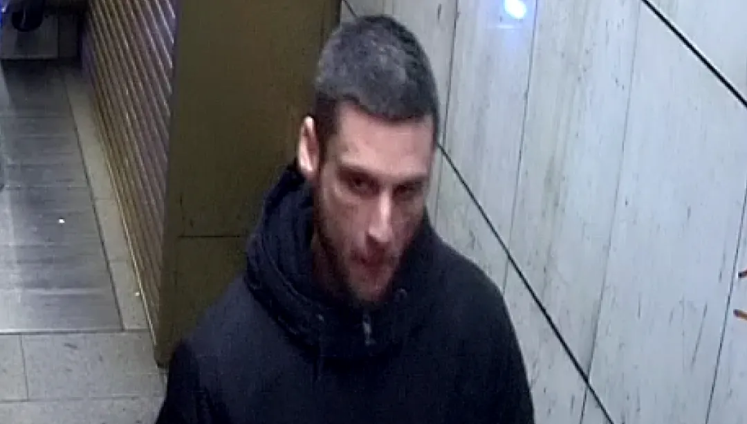 VIDEO: Muž vytasil zbraň v metru na Hradčanské, nosil ji za opaskem