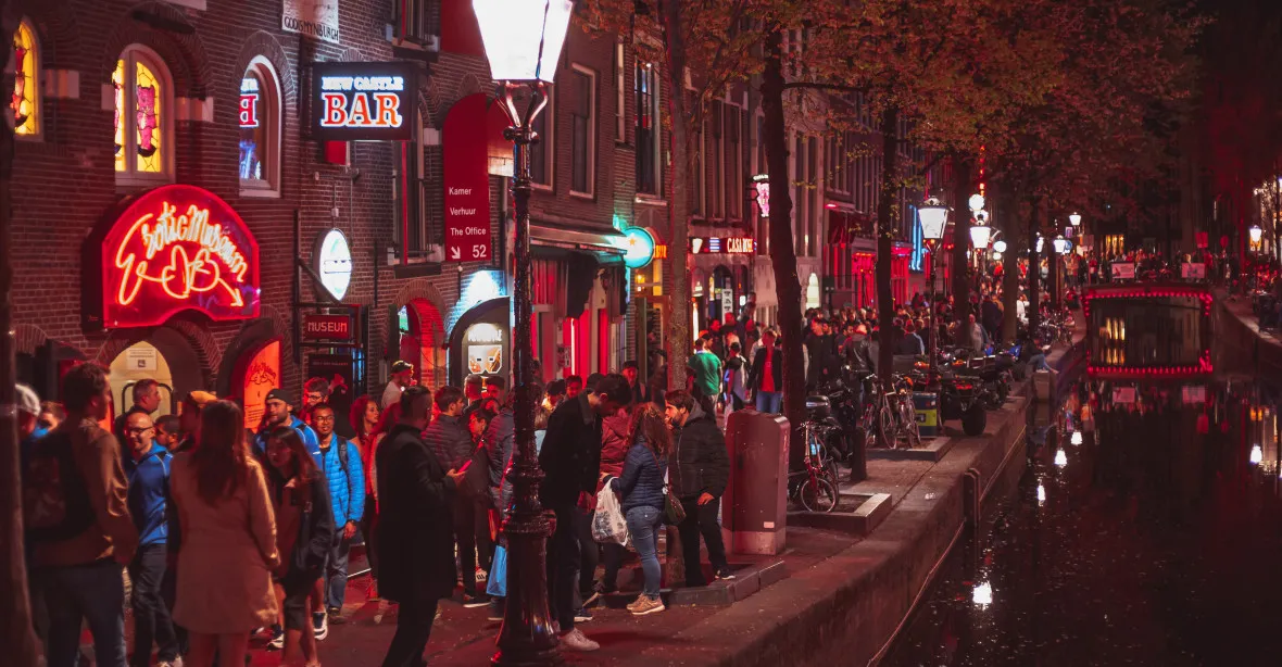 Amsterdam zakázal kouření marihuany ve vykřičené čtvrti. Trpí tím místní