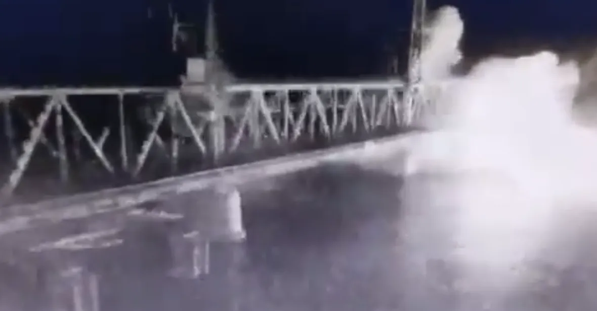 VIDEO: Rusové odpálili klíčový most u Oděsy. Poprvé použili námořní dron