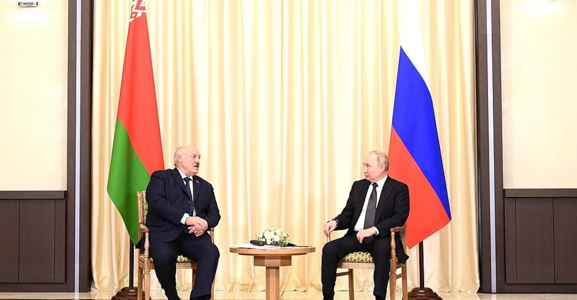 Lukašenko pomáhá Putinovi. Chce v Bělorusku vyrábět bitevníky pro ruské letectvo