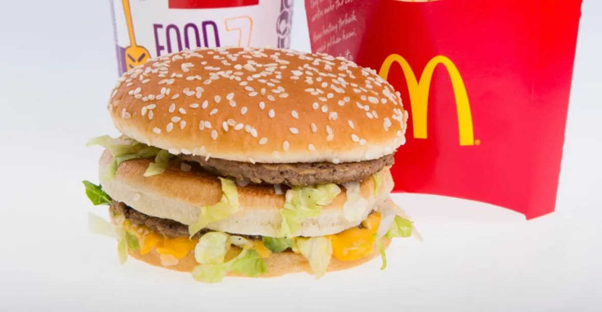 Big Mac index: Česká koruna byla v lednu podhodnocená k dolaru o 16 procent