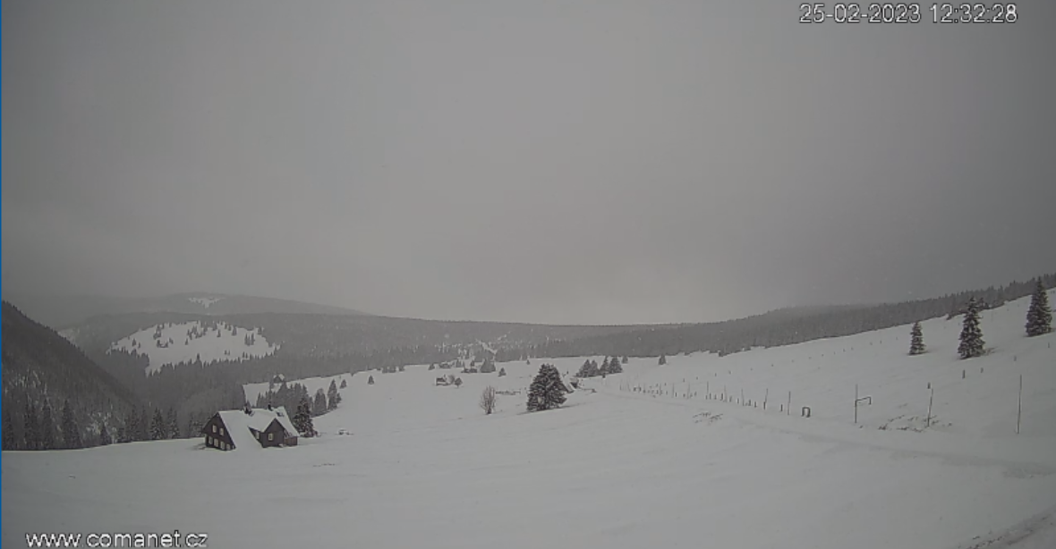 Krkonoše jsou zavalené sněhem. Špindlerův Mlýn i Pec pod Sněžkou hlásí havárie na silnicích