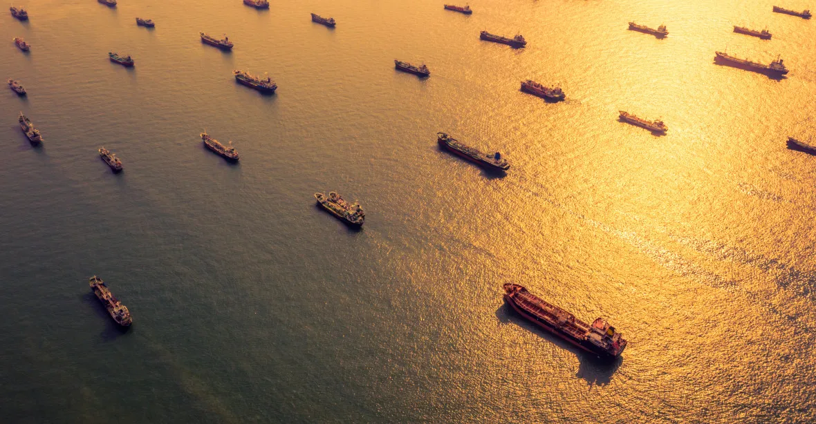 Příjmy Ruska z vývozu ropy dramaticky klesly. Na moři se objevila záhadná flotila