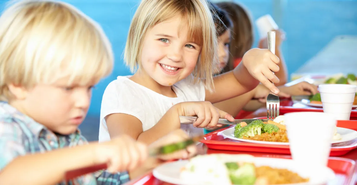 Děti v jídelnách vyhodí až 35 procent jídla. „Měly by si ho nabírat podle sebe“