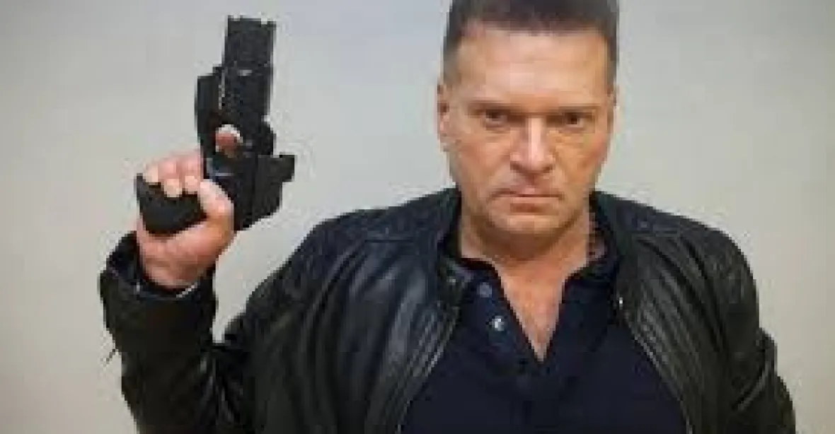 Putine, jdu si pro tebe, varuje známý detektiv s pistolí v ruce