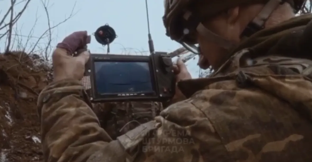 VIDEO: Ukrajinci použili „kamikaze“ vozítka. Na tanky Rusů útočí dálkově