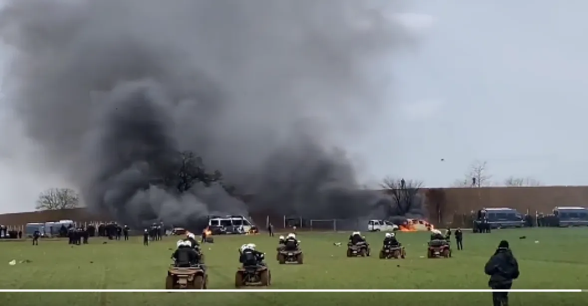 VIDEO: Válečné scény v Sainte-Soline. Policie nasadila proti klimatickým aktivistům čtyřkolky