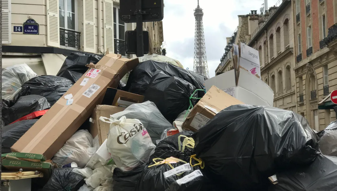 Paříž odpadky zavalená