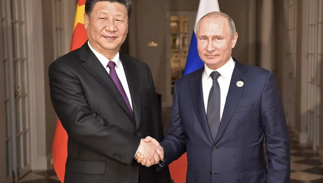 „Si slaví úspěch, Putin má fotky.“ Ruský prezident popřel vznik vojenského paktu s Čínou