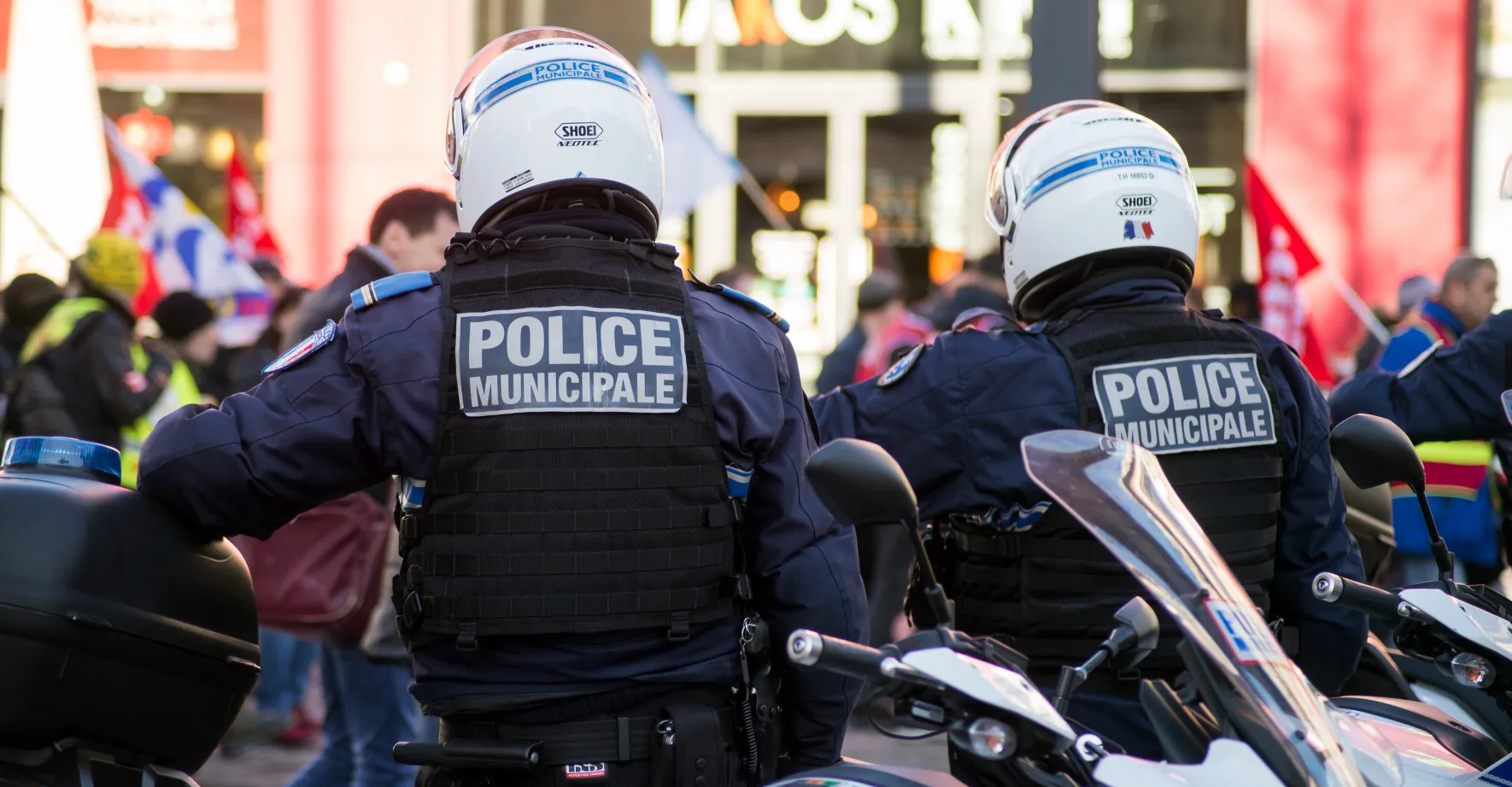Brutální policejní komando BRAV-M. Na motocyklech potlačuje protesty ve Francii