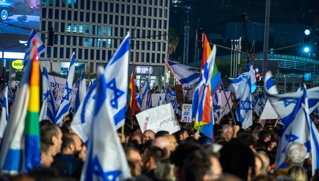 Netanjahu ustoupil. Po mohutných protestech Izraelců odložil reformu