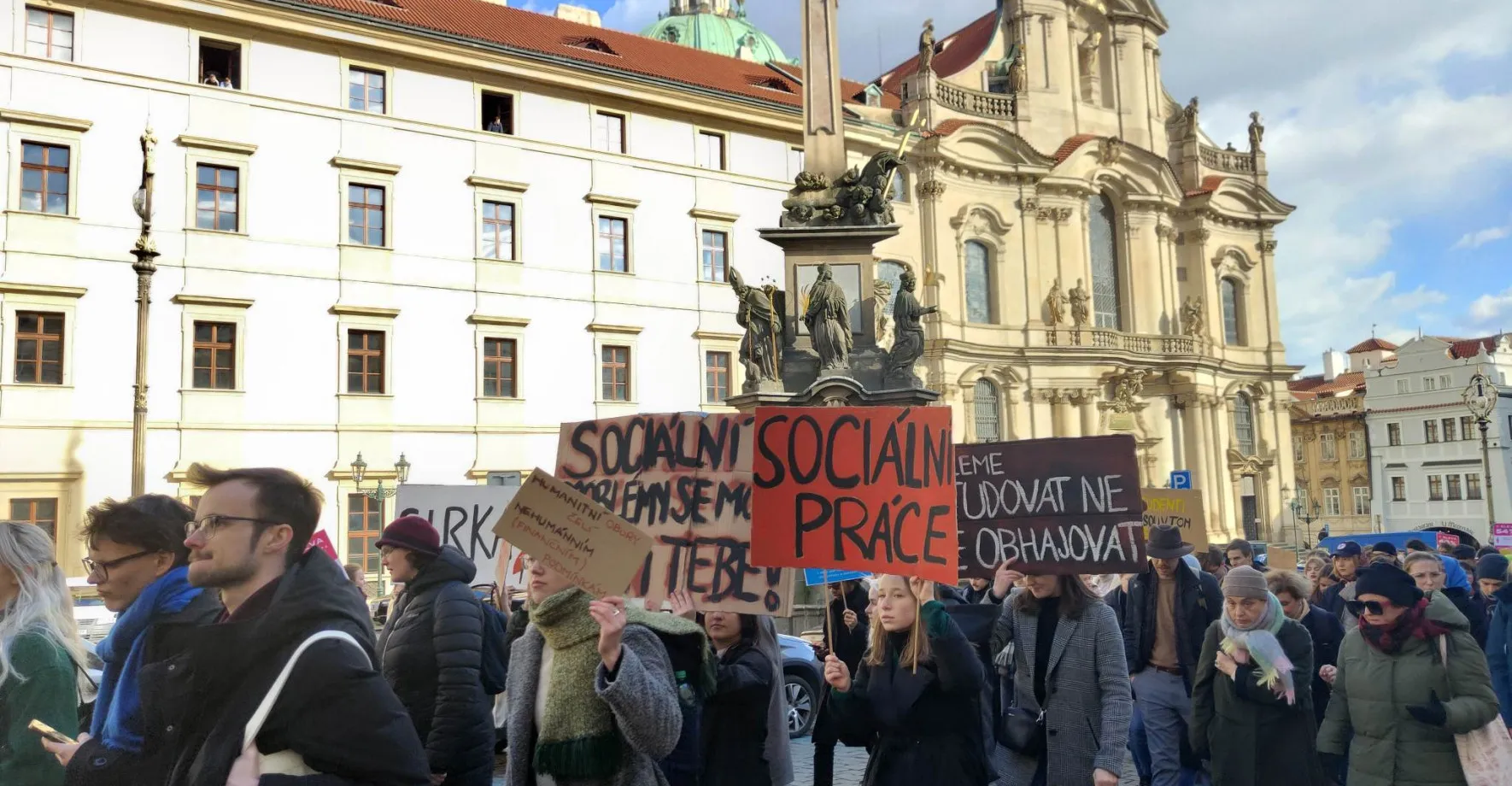 „Už není možné mlčet“. Humanitní fakulty demonstrují za vyšší mzdy. Pochod směřoval na Pražský hrad