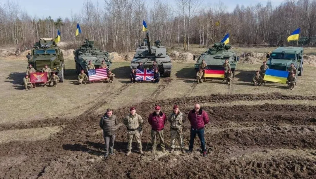 Závod s časem o tanky. Rusové jich vyrobí jen pár desítek, Ukrajinci pózují s Challengery