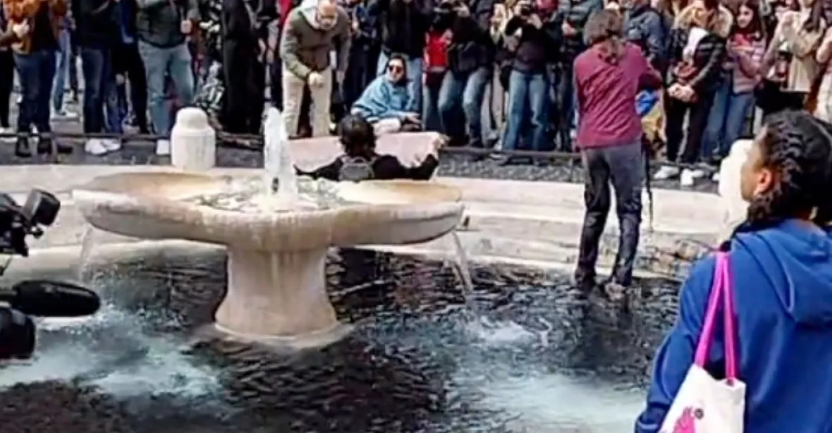 VIDEO: Aktivisté nalili černou tekutinu do slavné fontány v Římě, policie je zadržela