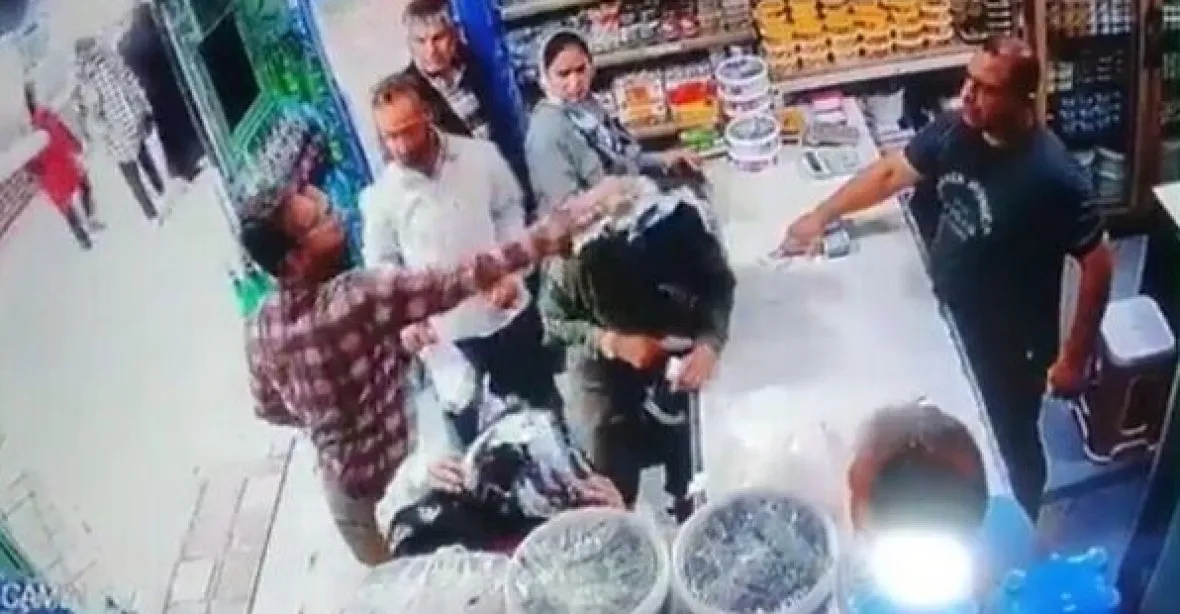 Muž v obchodě zaútočil na ženy bez hidžábu. Polil jim hlavy jogurtem