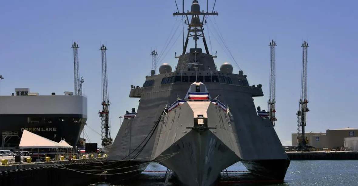 USA předvedly nejnovější bojový trimaran. Loď je menší, víceúčelová, rychlá
