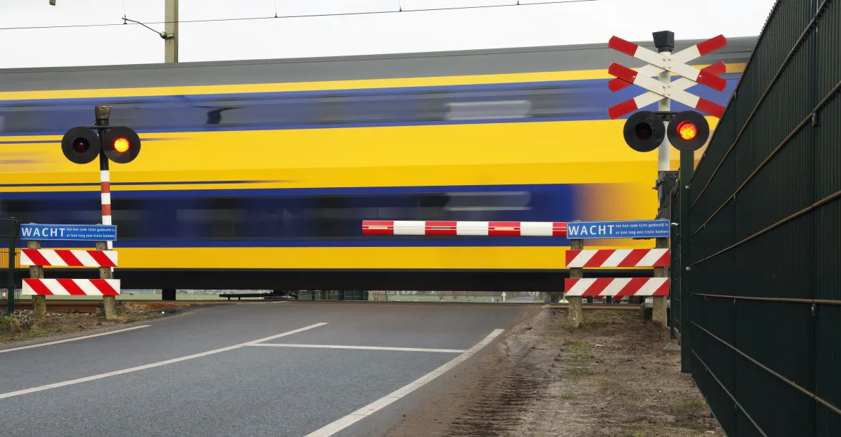 Vlak poblíž Haagu narazil do stavebního zařízení. Na místě jsou desítky zraněných