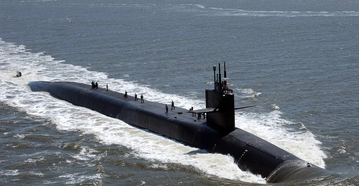 Jaderná ponorka Florida proplula Suezem. USA demonstrují sílu vůči Íránu