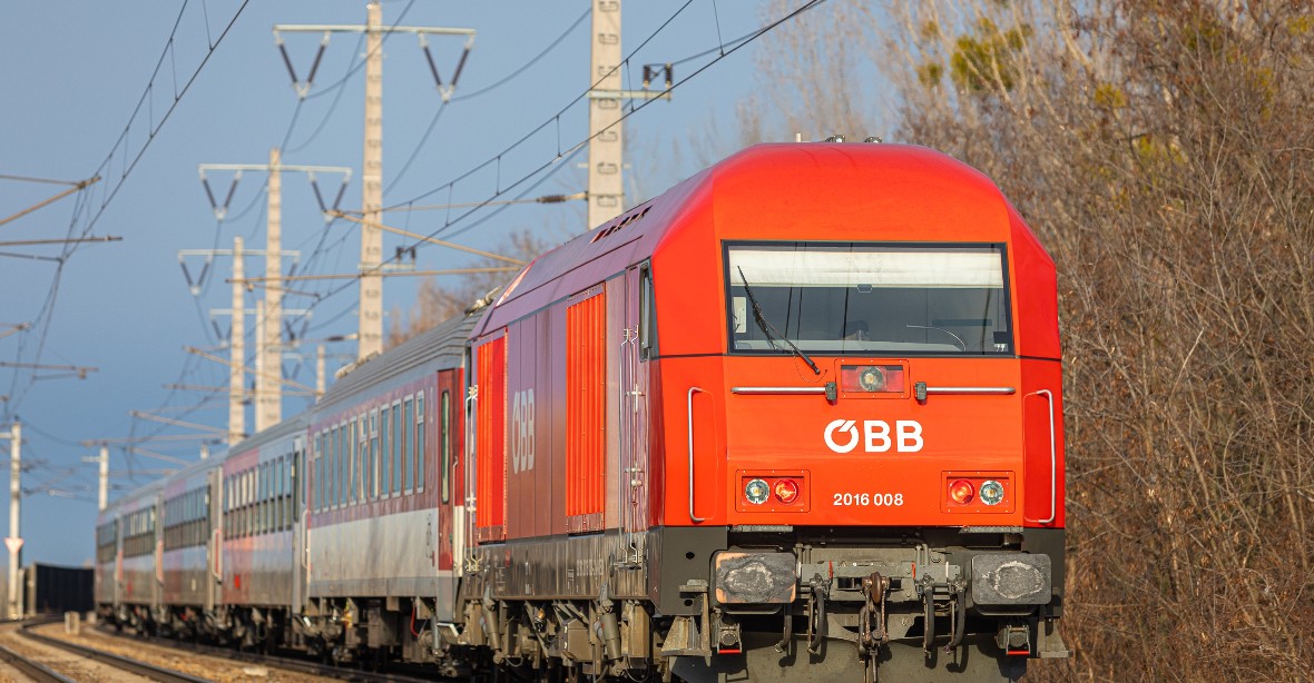 Porucha výhybek zastavila vlaky v celém východním Rakousku. Dotklo se to i vlaků do Česka