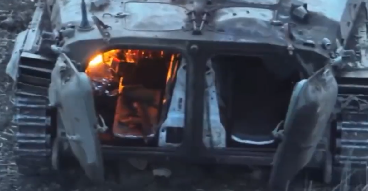 VIDEO: Úkryt Rusů pod hořícím obrněncem. Podle uniklých dokumentů jich padlo přes 35 000
