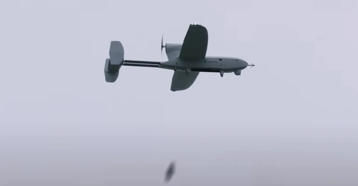 Německá firma představila nový dron. Dokáže vypustit až 8 kamikadze dronů