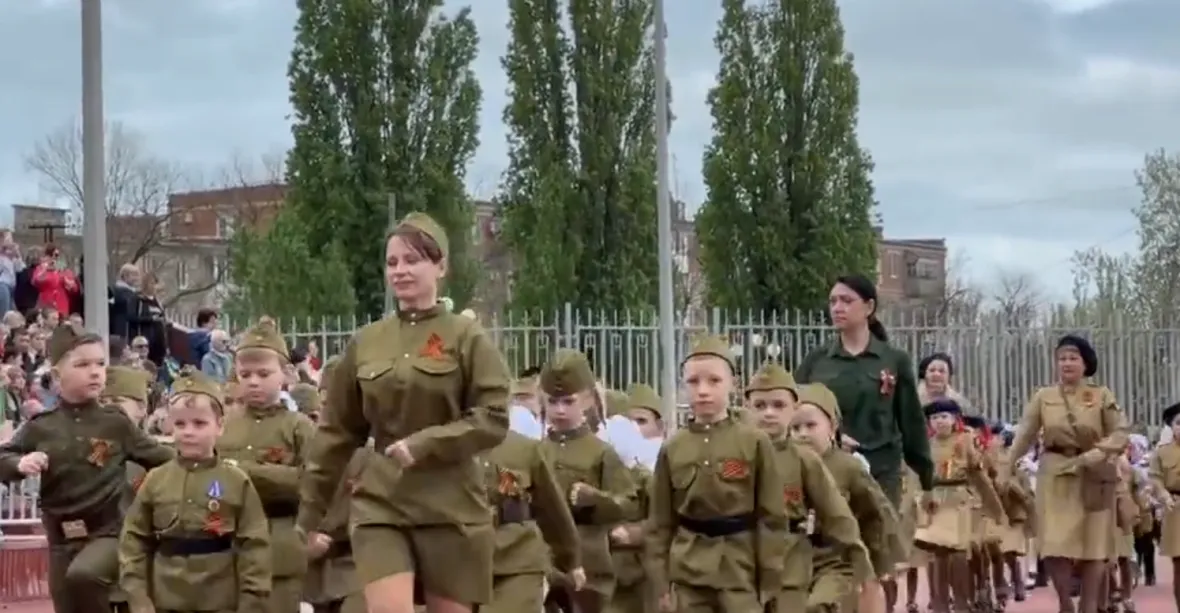 VIDEO: Vojenská přehlídka mateřských školek v Rusku. „Budeme to dělat každoročně,“ uvedl starosta Krasnodaru