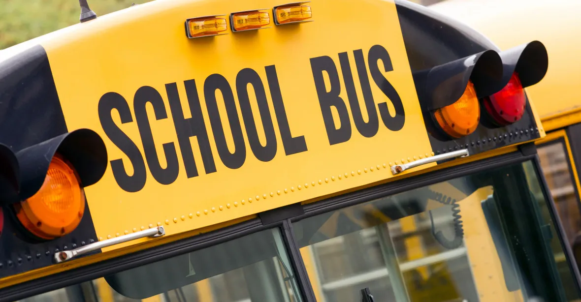 VIDEO: Řidička školního autobusu zkolabovala a vjela do protisměru. Nehodě zabránil 13letý chlapec