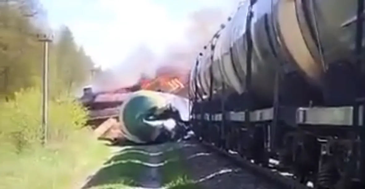 Exploze ruského nákladního vlaku. Bylo tam výbušné zařízení, řekl gubernátor