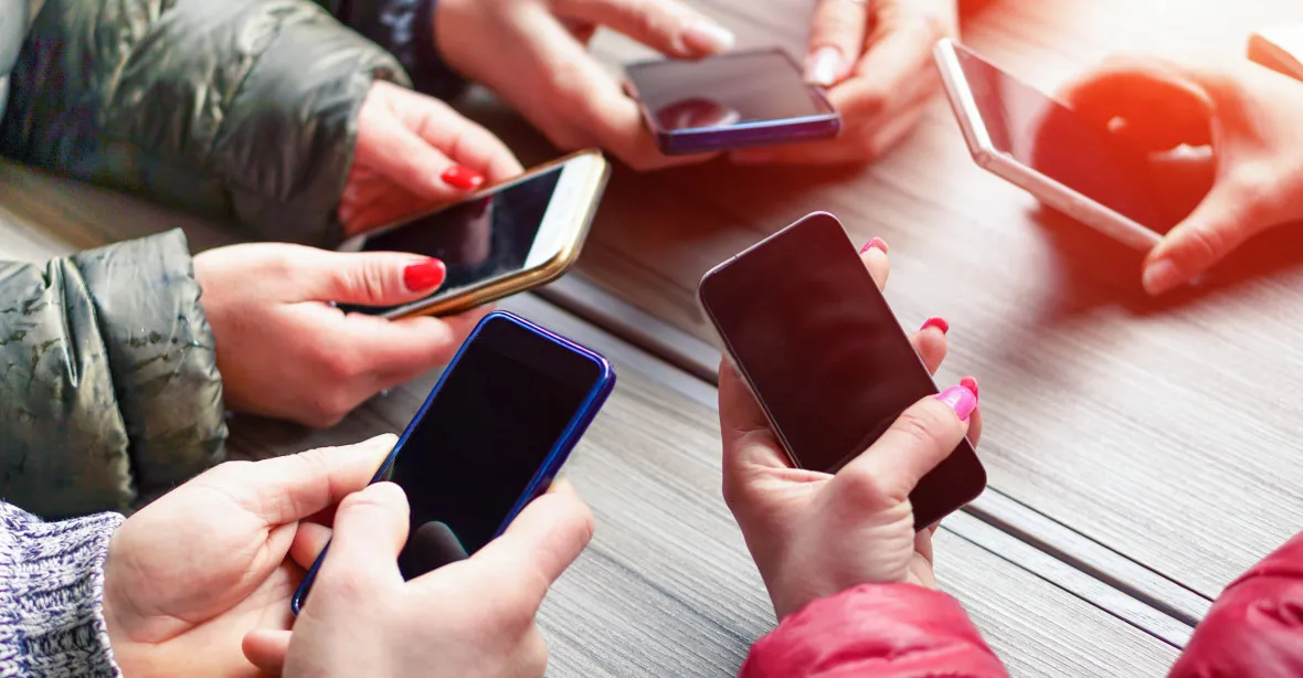 Kolik času tráví dospívající na mobilu? Výzkumníci zapojili zvláštní aplikaci