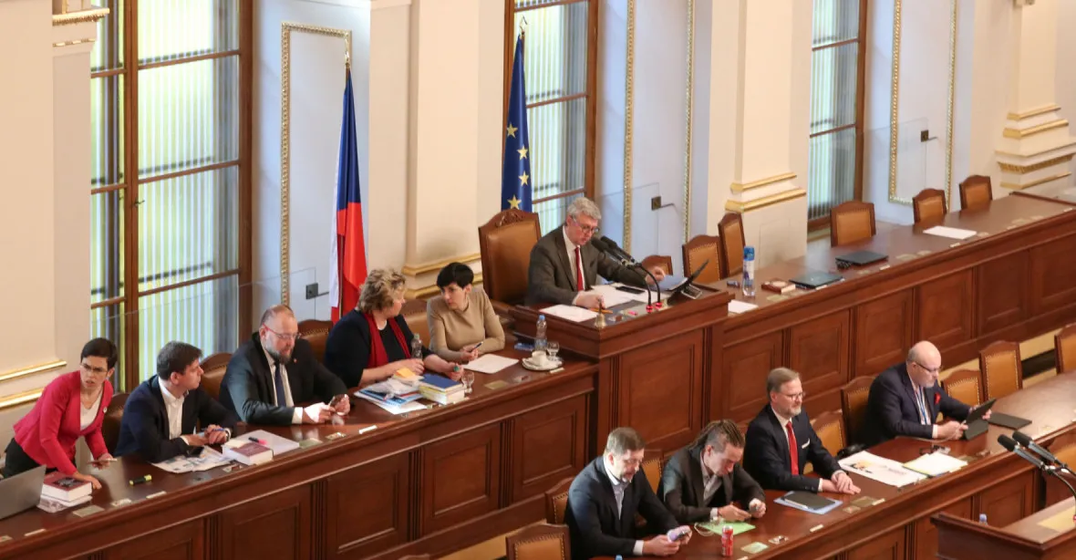 Opozice zbrzdila volební reformy i odvolání Köppla z vysílací rady